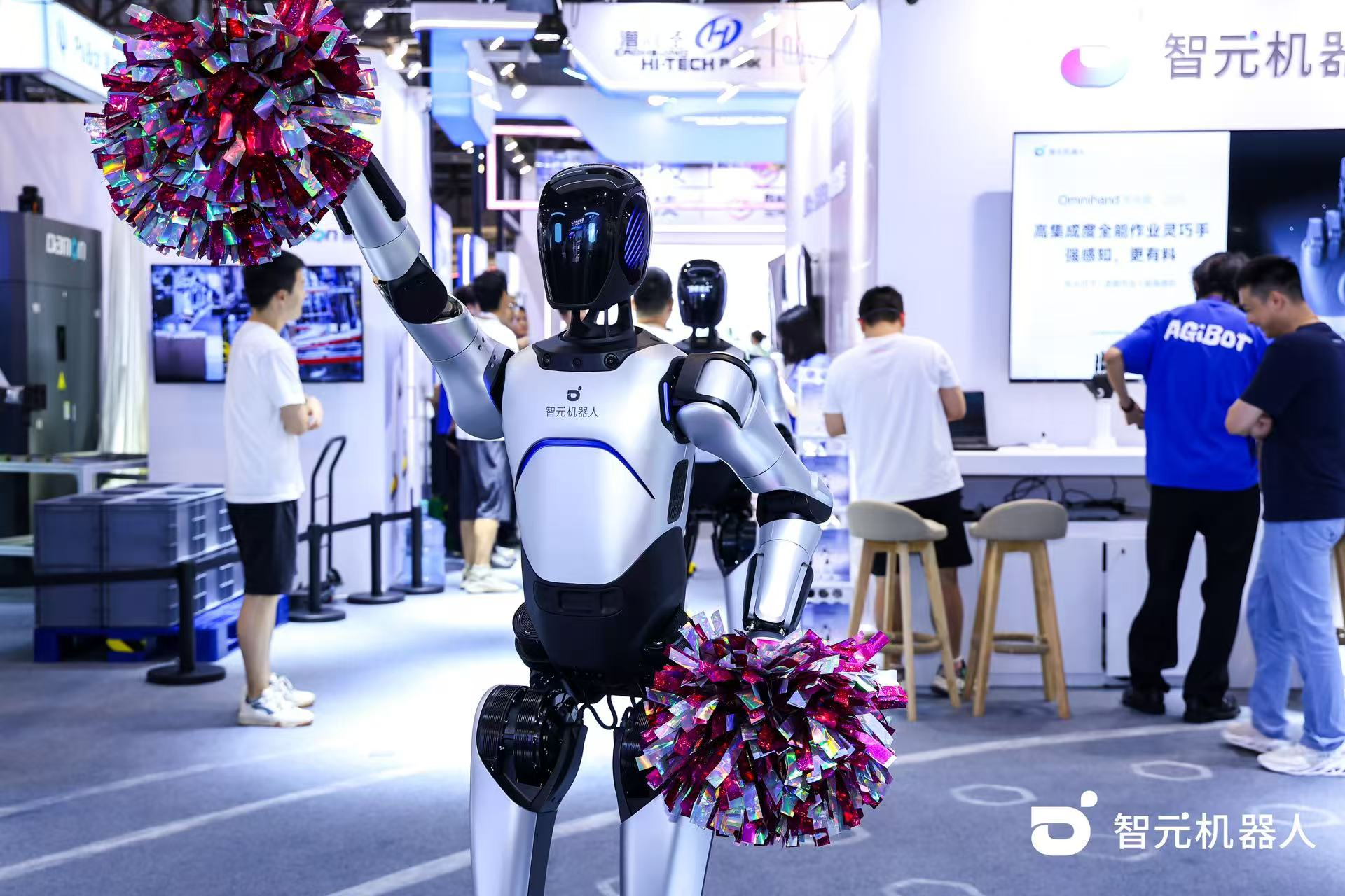 今年会机器人 WAIC 首日展台火爆，机器人家族集体打工忙不停